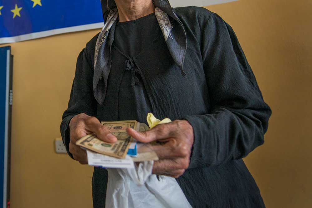 Syrian refugee receiving cash assistance